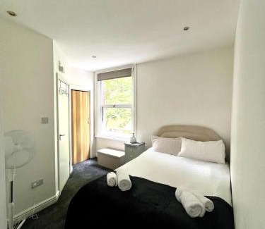 Leeds Apartment | Cozy hotel-style city apartment
