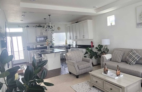 Green Valley Ranch House | Cozy house 10 minutes from DIA 5 Minutes from restaurant and Stores.