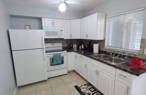 Warm Mineral Springs Condo | Cozy House