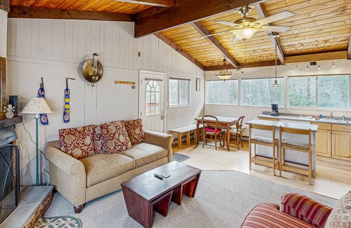 Wardsboro House | Cozy house w/clubhouse heated pool, fireplace, balcony, jacuzzi, w/d, wifi