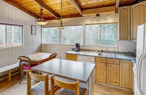 Wardsboro House | Cozy house w/clubhouse heated pool, fireplace, balcony, jacuzzi, w/d, wifi