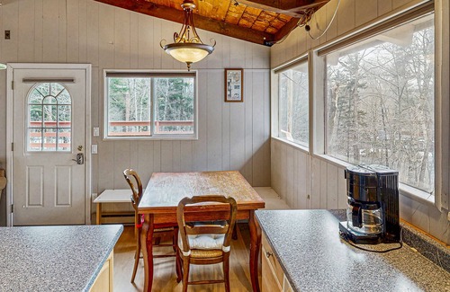 Wardsboro House | Cozy house w/clubhouse heated pool, fireplace, balcony, jacuzzi, w/d, wifi