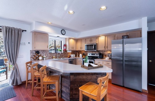East Stroudsburg Ski Chalet | Cozy House with a Lovely Treehouse. 7-Person Hot Tub. Pet Friendly. Hiking. Lake