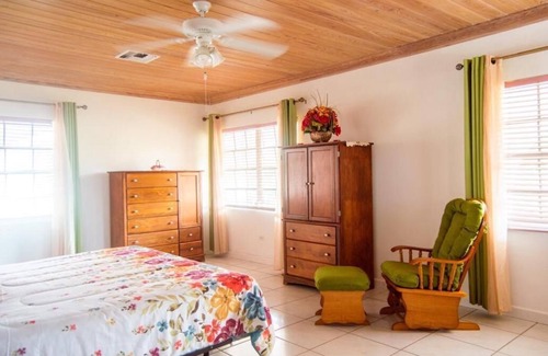 Deadmans Cay Apartment | Cozy Island Retreat in Beautiful Garden