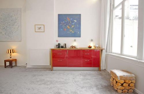 Grachtengordel-West Bed & Breakfast | Cozy Jordaan canalhouse near Anne Frank House