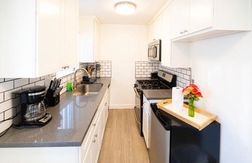 Wilshire Apartment | Cozy Koreatown/Hollywood 2 Bedroom