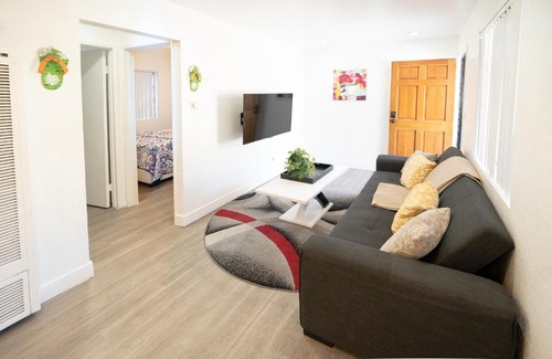 Wilshire Apartment | Cozy Koreatown/Hollywood 2 Bedroom
