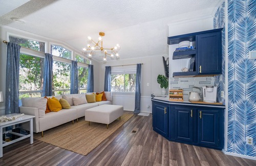 Kissimmee Cottage | Cozy Lake Cottage - 4 miles to Disney