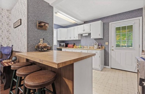 Johnson City House | Cozy lake house with large deck- close to town