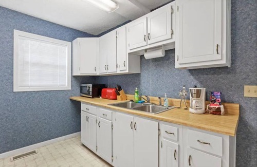 Johnson City House | Cozy lake house with large deck- close to town