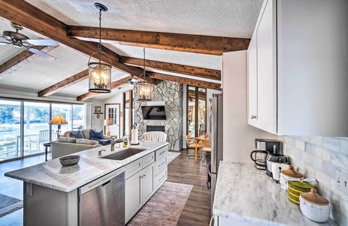 Robbinsville Cottage | Cozy Lake Santeetlah Cottage with Dock & 3 Kayaks!