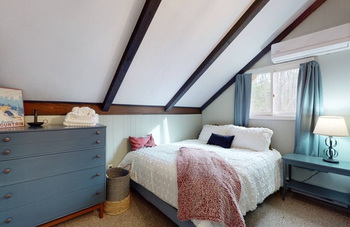 Gilford Ski Chalet | Cozy Lake Winnipesaukee & Gunstock Mnt. Chalet!