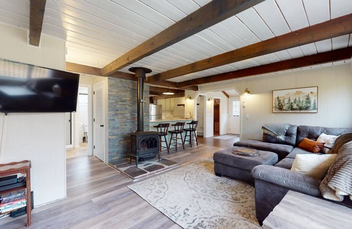 Gilford Ski Chalet | Cozy Lake Winnipesaukee & Gunstock Mnt. Chalet!