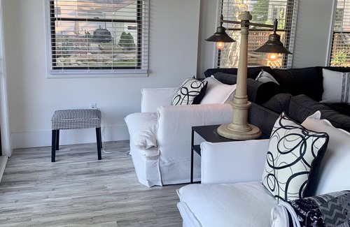 Fenton House | Cozy Lakefront home