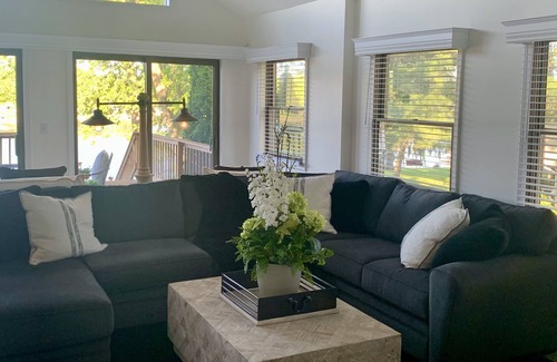 Fenton House | Cozy Lakefront home