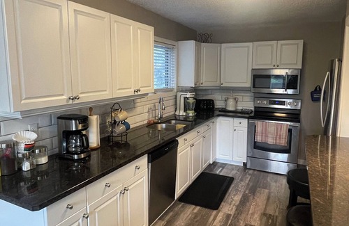 Sylvan Lake Cabin | Cozy lakeshore cabin block from lake