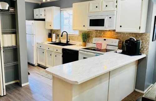 Indian Point Apartment | Cozy Lakeside Getaway - Outdoor Theater - Free Early Check-In- 4min to Silver Dollar City