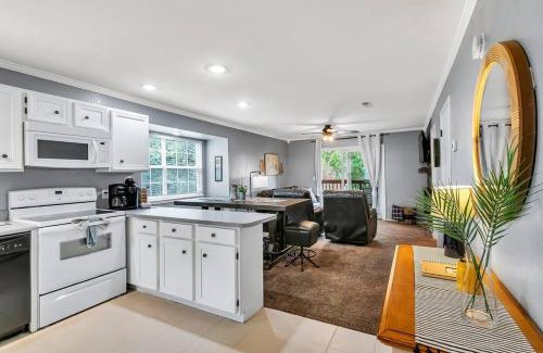 Indian Point Apartment | Cozy Lakeside Getaway - Outdoor Theater - Free Early Check-In- 4min to Silver Dollar City