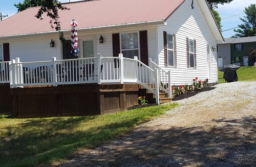 Sloans Valley House | Cozy Lakeside House w/Loft - Sleeps 6 - Close to Burnside, Somerset & Lee's Ford