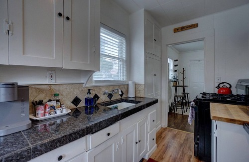 Lodi Cottage | Cozy little cottage W/private yard in town