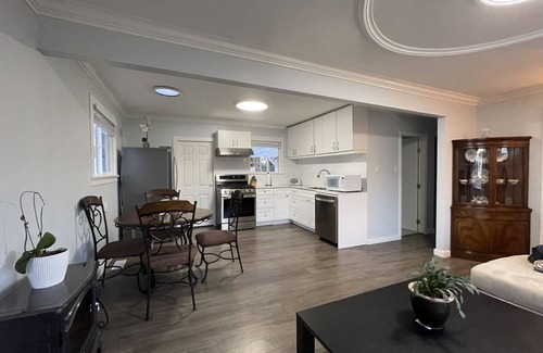 Surrey House | Cozy Little White House With Two Bedroom