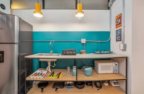 Castropol Apartment | Cozy Loft Apartment in Manila with kitchenette
