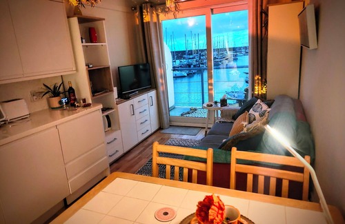 Seafront Cabin | Cozy Loft Boat View - Brighton Marina