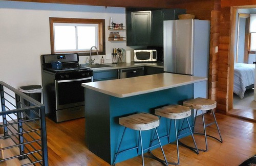 Ludlow Cabin | Cozy Log Cabin, 5 Min to Ski, Great for Groups, Oversized Deck, Dog-friendly