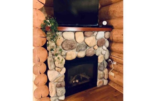 Hancock Cabin | Cozy Log Cabin: Great for Families, Near Trails