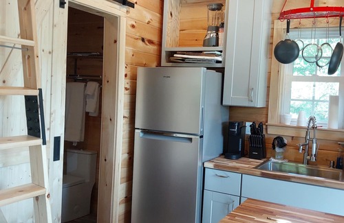 Franklin Cabin | COZY Maine cabin 1-bedroom +sl loft cabin with WiFi and TV in Apple Orchard