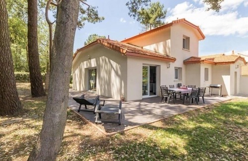 Saint-Brevin-les-Pins Cottage | Cozy Modern Home by the Sea with Spacious Interiors, WiFi, and Double Garage in Saint-Brevin-les-Pins