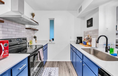 East Riverside - Oltorf Condo | Cozy Modern 2BR Retreat ATX Downtown, Mins away to Prime Locations Airport
