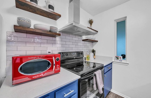 East Riverside - Oltorf Condo | Cozy Modern 2BR Retreat ATX Downtown, Mins away to Prime Locations Airport