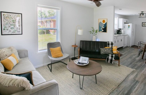 Stanton House | Cozy Modern 3-bd, Pet Friendly, 12 miles from RRG!
