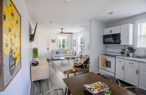 Stanton House | Cozy Modern 3-bd, Pet Friendly, 12 miles from RRG!