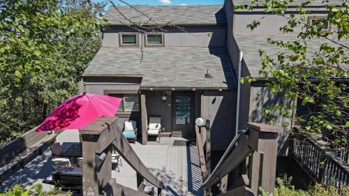Tannersville House | Cozy Modern Camelback House