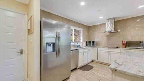 Tannersville House | Cozy Modern Camelback House