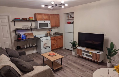 West Hills House | Cozy/Modern Guest Suite + Private Backyard in LA
