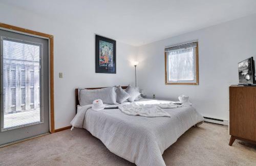 East Stroudsburg House | Cozy Mountain Cabin- Near Lake & Pet-friendly