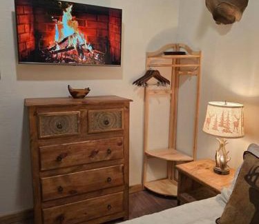 Ruidoso House | Cozy mountain cabin close walk to Midtown with AC