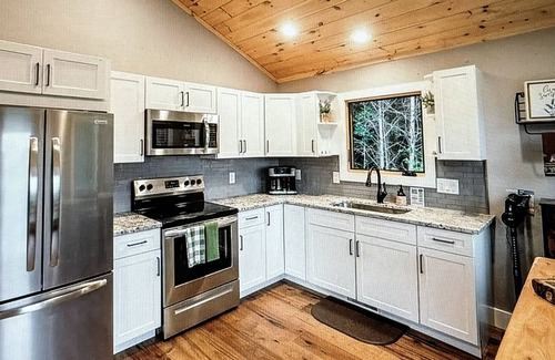 Franklin House | Cozy mountain cabin, dog friendly, sunset views.
