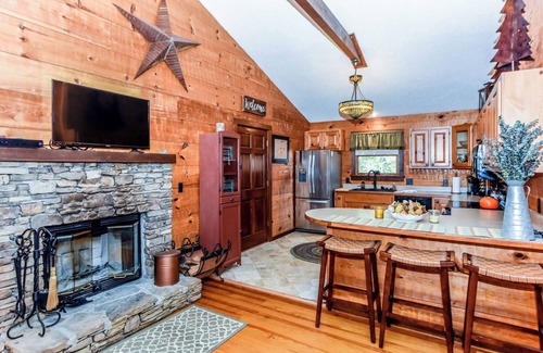 Townsend Cabin | Cozy Mountain Cabin! Features wood burning fireplace and semi-secluded .