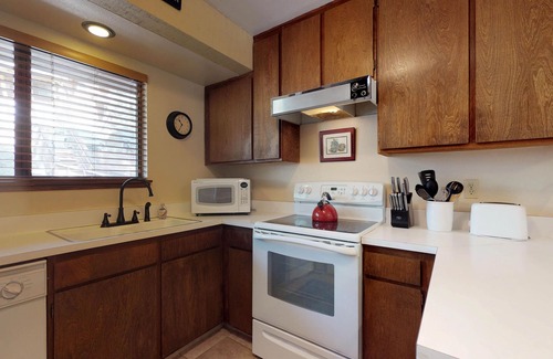 Lakeshore Condo | Cozy Mountain Condo with Hot Tub & Seasonal Pool - Year-Round Outdoor Fun Nearby