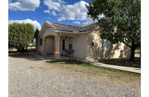 Zuzax House | Cozy Mountain Home 2 Bedroom with Fireplace 20 min to Albuquerque