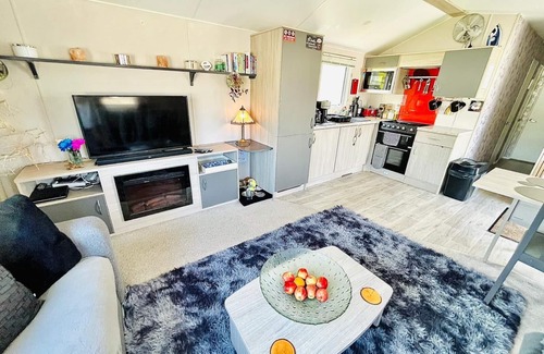 Newquay Cabin | Cozy Newquay Lodge With Private Hot Tub,