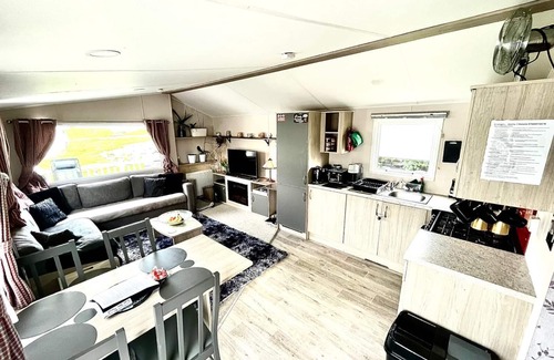 Newquay Cabin | Cozy Newquay Lodge With Private Hot Tub,