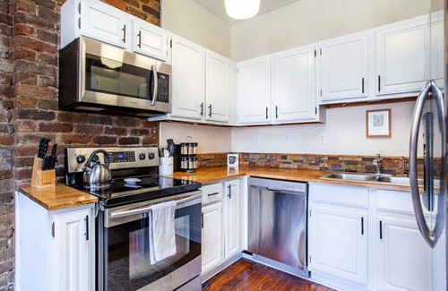 Old City Apartment | Cozy Old City Loft - Minutes from Market Square