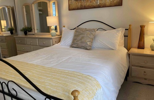 Lower Lonsdale Apartment | Cozy One Bedroom Furnished Suite on the Park