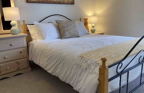 Lower Lonsdale Apartment | Cozy One Bedroom Furnished Suite on the Park