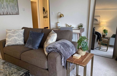 Lower Lonsdale Apartment | Cozy One Bedroom Furnished Suite on the Park